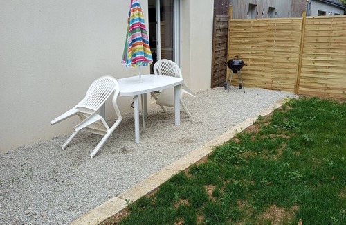 Hanvec Apartment | Studio Apartment '4' with Private Terrace, Shared Garden and Wi-Fi