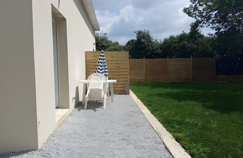 Hanvec Apartment | Studio Apartment '4' with Private Terrace, Shared Garden and Wi-Fi
