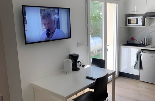 Hanvec Apartment | Studio Apartment '4' with Private Terrace, Shared Garden and Wi-Fi