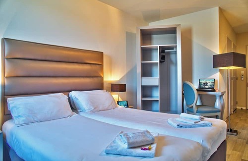 Mouguerre Hotel | A short drive away from Jardin Botanique! Pets Are Welcome! FREE Parking!