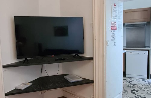 Vieux Vichy Apartment | 3-bedroom apartment with secure courtyard 6 minutes' walk from the town center!