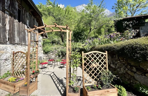 Saint-Pierre-d'Albigny House | At the Foot of the Castle - Parking, WiFi, Garden - Savoie College