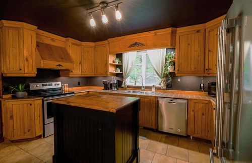 Lac-McGregor Cottage | Chalet Watson | Cozy pet-friendly cottage near Gatineau/Ottawa with Home Theatre