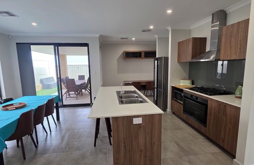 Yanchep House | Sandcastle by the Sea - footsteps to the beach!