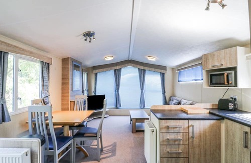 Battle Cottage | WHITE HART CARAVAN, pet friendly, with a garden in Battle