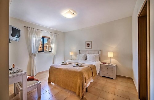 Praia da Luz Hotel | Best Place to Unwind! Full Kitchen, Outdoor and Indoor Pool, Free Parking!