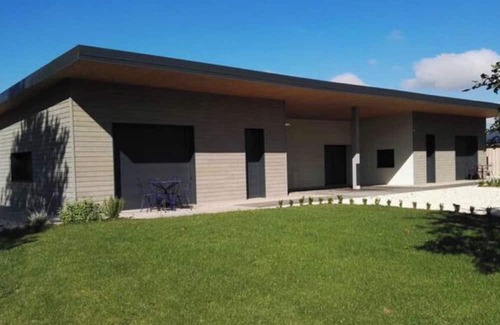 Ampilly-le-Sec House | Single-storey gîte, wooded, enclosed and secure grounds.