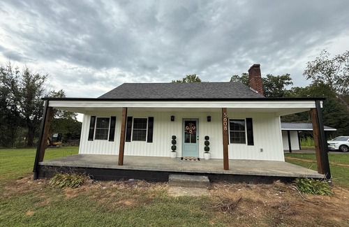 Arlington Cottage | Charming newly-renovated 3-bedroom cottage in the Heart of the Yadkin Valley!