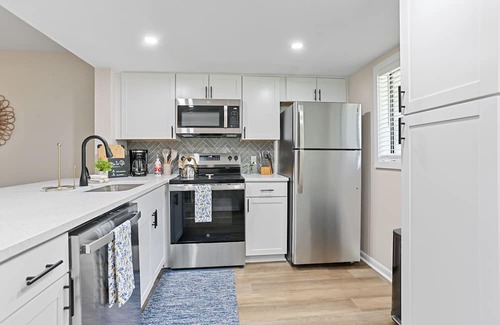 Montgomery Condo | 2bd/2ba Condo * Pool * Renovated * Dogs Welcome * Condo in Savannah*30+ day stay