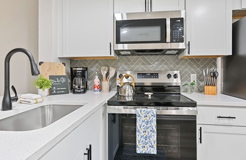 Montgomery Condo | 2bd/2ba Condo * Pool * Renovated * Dogs Welcome * Condo in Savannah*30+ day stay