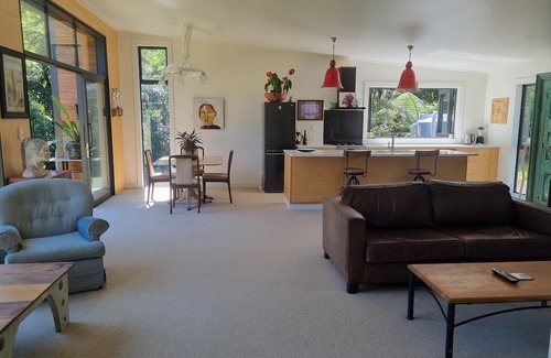 Coromandel House | Stylish-Peaceful-Tranquil-Spacious Couples Getaway. Pond/Stream/Fire/Internet