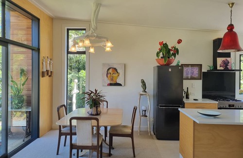 Coromandel House | Stylish-Peaceful-Tranquil-Spacious Couples Getaway. Pond/Stream/Fire/Internet