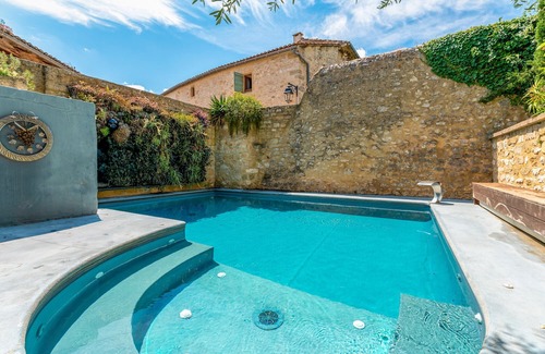 Collias Apartment | Room 'Chambre 11' with Shared Pool, Wi-Fi and Air Conditioning