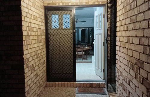 Collingwood Park Villa | Single bedroom in a villa, coffee breakfast, relax, tour, shop in great Malls.