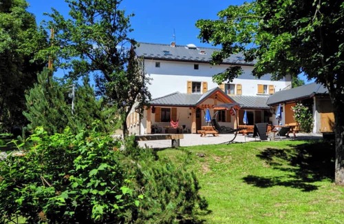 Vassieux-en-Vercors Apartment | Room 'Les Carlines 6' with Mountain View, Shared Terrace and Wi-Fi