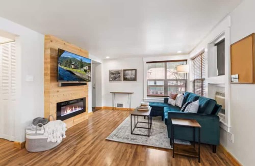 Wallace Cottage | THE EVERGREEN ESCAPEnThoughtfully appointed home overlooking Wallace.