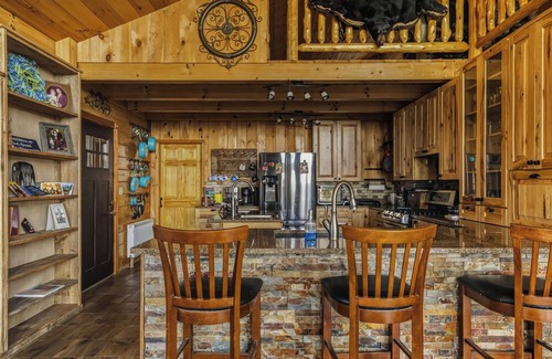 Montville House | Rustic elegance above the meadow