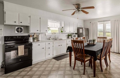 Goodville House | Cottage On Main | Playground + Fire Pit!