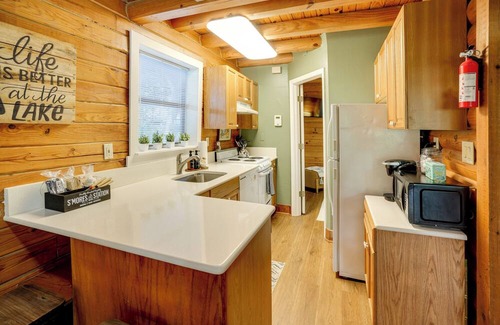 Taylor Creek Cabin | Lake Okeechobee Dockside Cabin w/ Pool Access