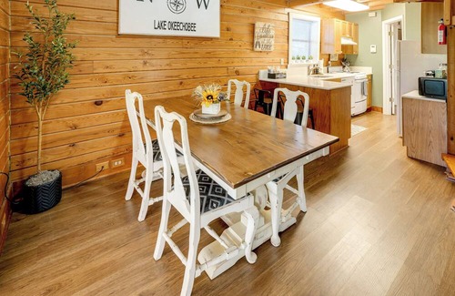 Taylor Creek Cabin | Lake Okeechobee Dockside Cabin w/ Pool Access