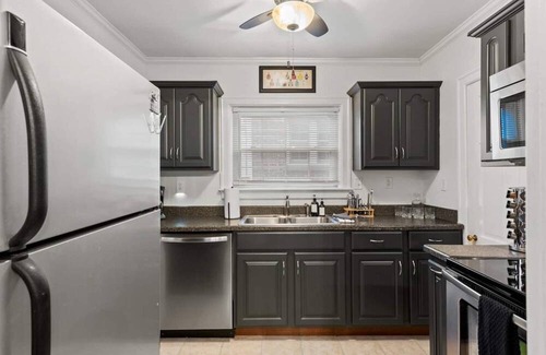 Chevy Chase House | This house is a 2 bedroom(s), 1 bathrooms, located in Lexington, KY.