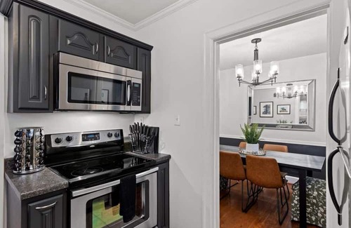 Chevy Chase House | This house is a 2 bedroom(s), 1 bathrooms, located in Lexington, KY.