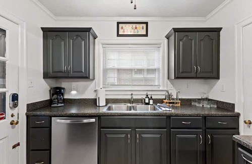Chevy Chase House | This house is a 4 bedroom(s), 2 bathrooms, located in Lexington, KY.