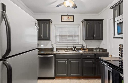Chevy Chase House | This house is a 4 bedroom(s), 2 bathrooms, located in Lexington, KY.
