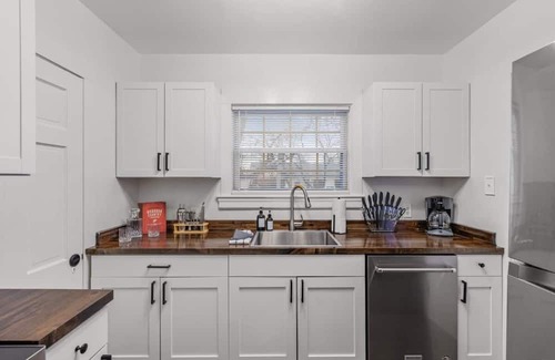 Chevy Chase House | This house is a 4 bedroom(s), 2 bathrooms, located in Lexington, KY.
