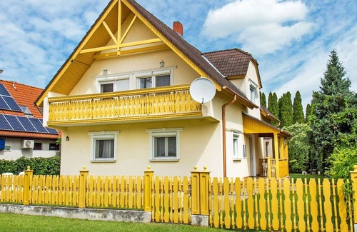Balatonkeresztur House | Stunning villa for 5 guests with A/C, TV, terrace and parking