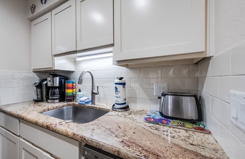Port Aransas Condo | Roomy 1 BDRM Large Pool w/a Private Courtyard and a 5 Min Walk to the Beach