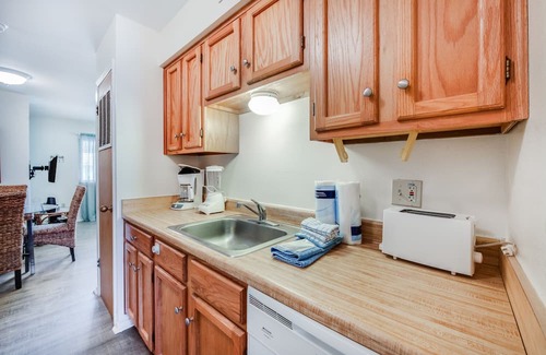 Port Aransas Condo | Roomy 1 BDRM Large Pool w/a Private Courtyard and a 5 Min Walk to the Beach