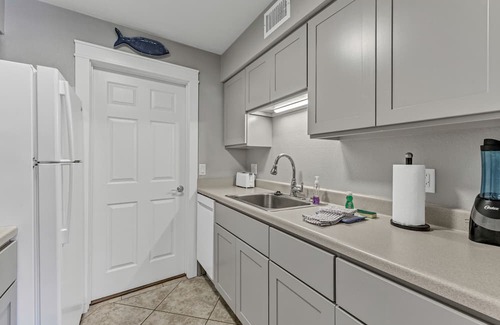 Port Aransas Condo | Roomy 1 BDRM Large Pool w/a Private Courtyard and a 5 Min Walk to the Beach