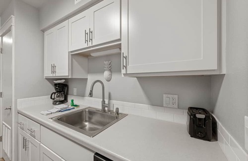 Port Aransas Condo | Roomy 1 BDRM block from the BEACH Large Pool w/a Private Courtyard