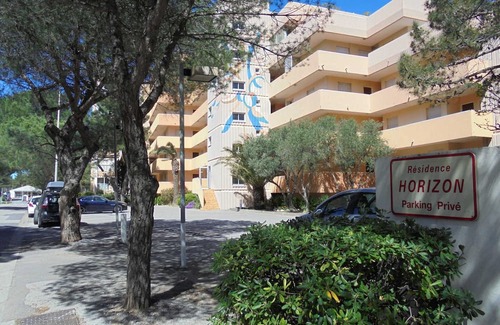 Argeles Plage Apartment | Seafront Apartment for 4 in Argelès-sur-Mer with Private Parking