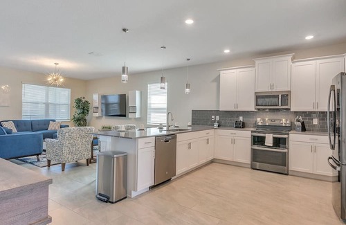 Davenport House | Beautiful 9Bed Pool Home with Game Room-1233CHD