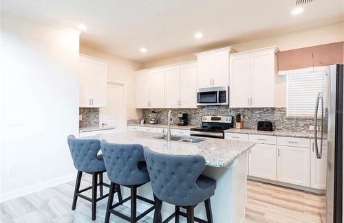 Davenport House | Spacious 5Bed Pool Home with Game Room-1577SW