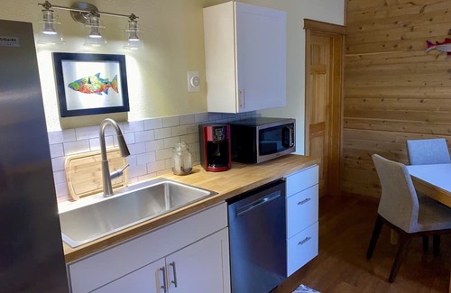 Bear Creek Apartment | Salmon Suite at Bell In The Woods B&B (2 x Queen/Twin) Max 5ppl