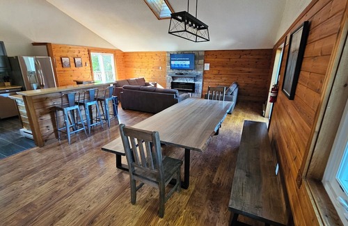 Swiss Meadows Ski Chalet | Spacious 6-bedroom Swiss style chalet in with Hot-tub for 14 people .