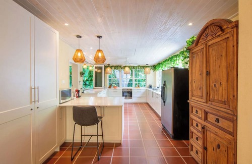 Halcyon Heights Villa | Spacious 3 bedroom villa in Holetown private pool, AC and WiFi, communal pool