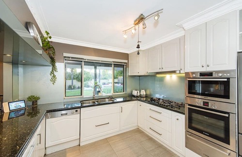 Dianella House | 4 Magical Majestic Family Home Sleeps 8 HUGE backyard + parking