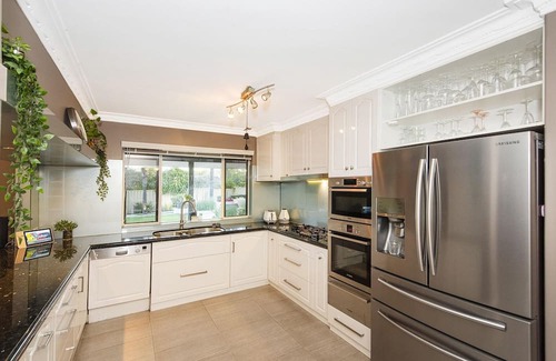 Dianella House | 4 Magical Majestic Family Home Sleeps 8 HUGE backyard + parking