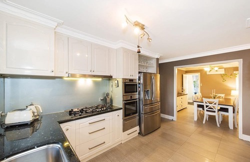 Dianella House | 4 Magical Majestic Family Home Sleeps 8 HUGE backyard + parking