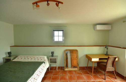 Tulette House | Guest House 'Chambre D'hôte 1 - Thym' with Mountain View, Wi-Fi and Air Conditioning