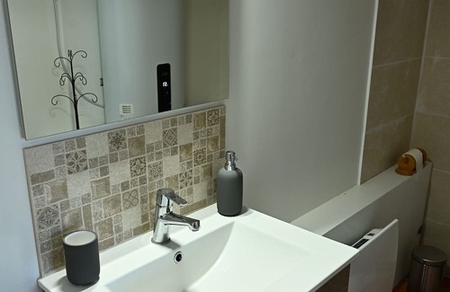 Tulette House | Guest House 'Chambre D'hôte 1 - Thym' with Mountain View, Wi-Fi and Air Conditioning