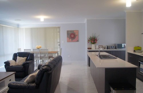 Baldivis House | Spacious 4 Bedroom Baldivis Home – Sleeps 8 Comfortably