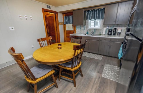 Lupton Cottage | HAPPY MEMORIES ON HENDERSON LAKE! Hunt, Fish, Relax, ENJOY!