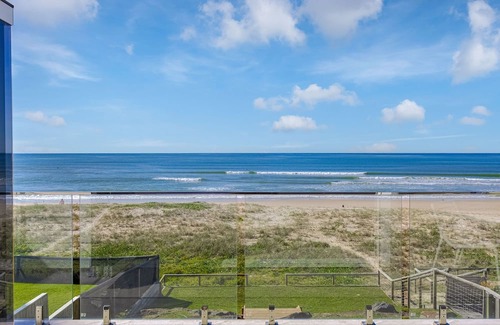 Palm Beach House | Beach Break on Jefferson . 3 bedroom Beachfront Holiday home with Linen and Wifi included