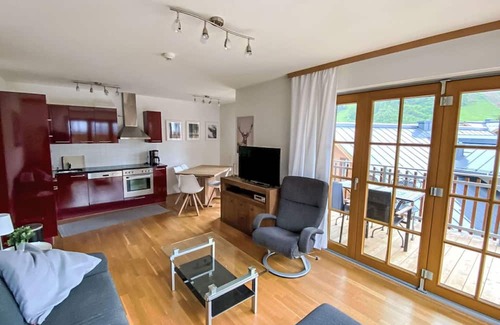 Rauris Apartment | Lovely apartment for 6 people with WIFI, pool, TV, terrace and parking