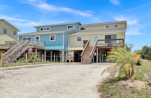 Sneads Ferry House | New Renovated 3 bedroom home, pet friendly walking distance to Beach